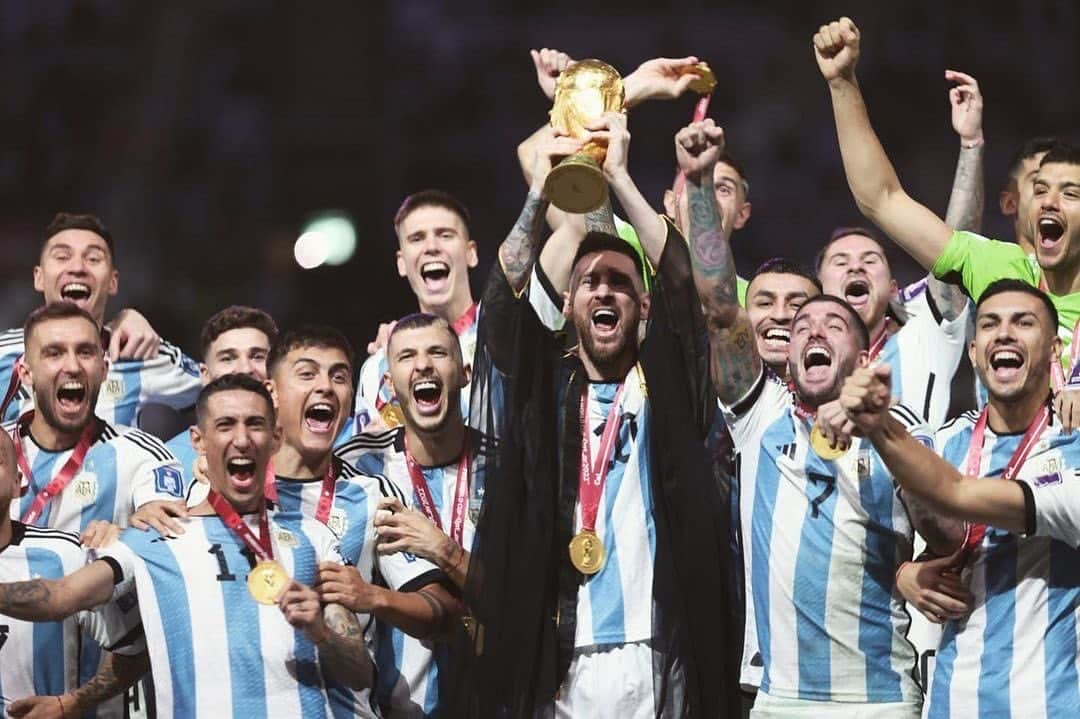 ハビエル・マスチェラーノのインスタグラム：「FELICITACIONES CAMPEONES DEL MUNDO ⭐️⭐️⭐️ Gracias por esta Alegría Gigante. SON ETERNOS 🙌」