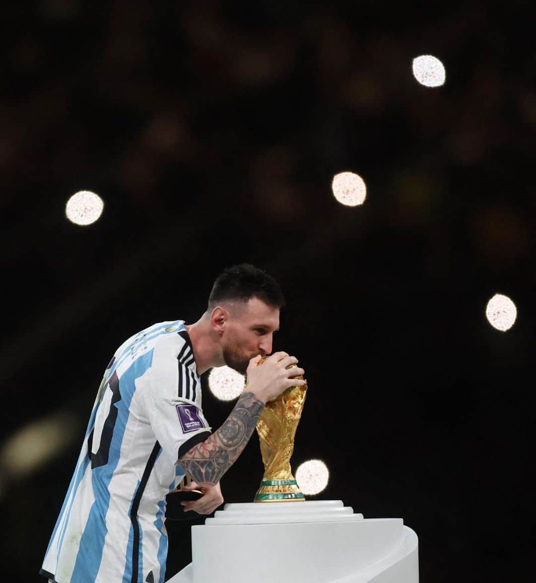 アルダ・トゥランのインスタグラム：「mejor jugador de la historia te lo mereces felicidades.  Hermano @leomessi 👏👏👏👏🇦🇷 @angelcorrea32」