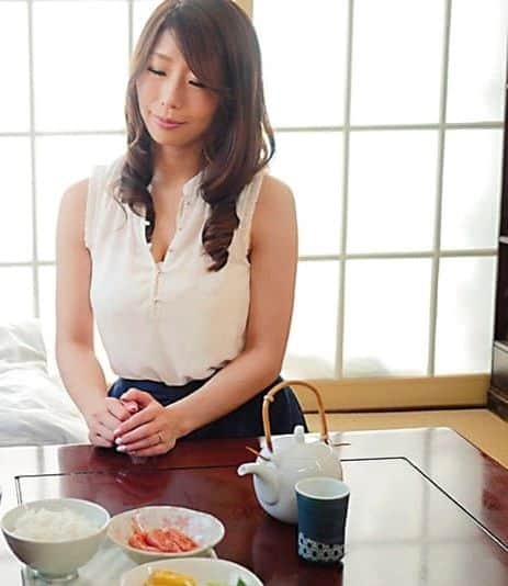 篠田あゆみのインスタグラム：「今目の前に山のような 見たこともないご馳走が 報われる日がいつの日にか 必ず来ると信じてた 堪え切れない気持ち抑えて この手を伸ばしかけたとき 色とりどりのお皿とともに 私の夢が褪せていく  今目の前に山のような 数え切れない金と銀 これまでの苦労いつの日にか 実るはずだと信じてた 堪え切れない気持ち抑えて この手を伸ばしかけたとき 色とりどりの煌めく石が 目覚めとともに消えていく」