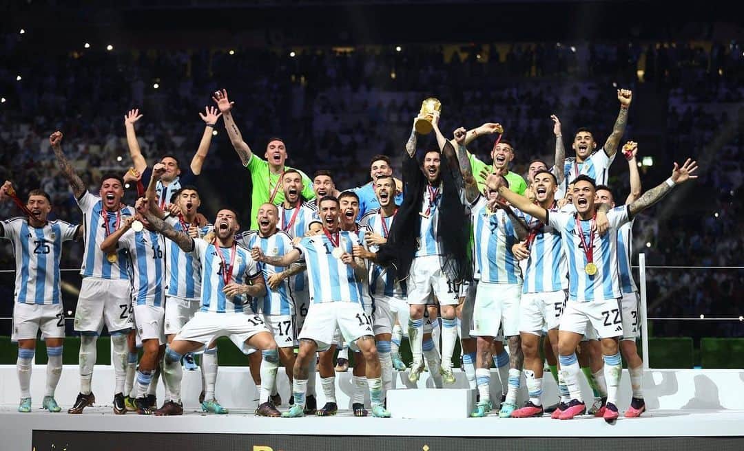 ディエゴ・シメオネのインスタグラム：「Gracias equipo. Y empiezo de esta manera porque el Mundial se ganó por representar de la mejor manera lo que es estar todos unidos, comprometidos y demostrando con hechos el sentimiento que todos tenemos por la selección argentina. Son unos afortunados y entraron en la historia de nuestro país y nuestro fútbol! Gracias por darle una gran alegría a nuestro querido pueblo. Disfrútenlo mucho porque la Gloria solo es para los elegidos y ustedes lo son!!! Y felicitaciones también a todos aquellos que sumaron desde los lugares que no se ven y son tan importantes! @afaseleccion @fifaworldcup」