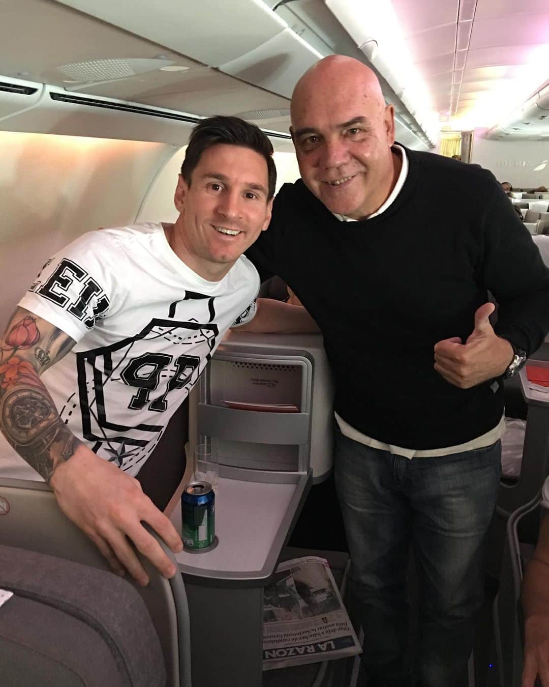 アウグスト・フェルナンデスのインスタグラム：「Ya está viejito. El mejor del mundo, campeón del mundo, por si hacía falta! 🐐🥇 Lo que habrás empujado, gritado y llorado desde ahí arriba, no paré de pensarte durante todo el partido. Te amo y extraño siempre 🫶 #vamosargentinacarajo 🥹🇦🇷💪🏼」