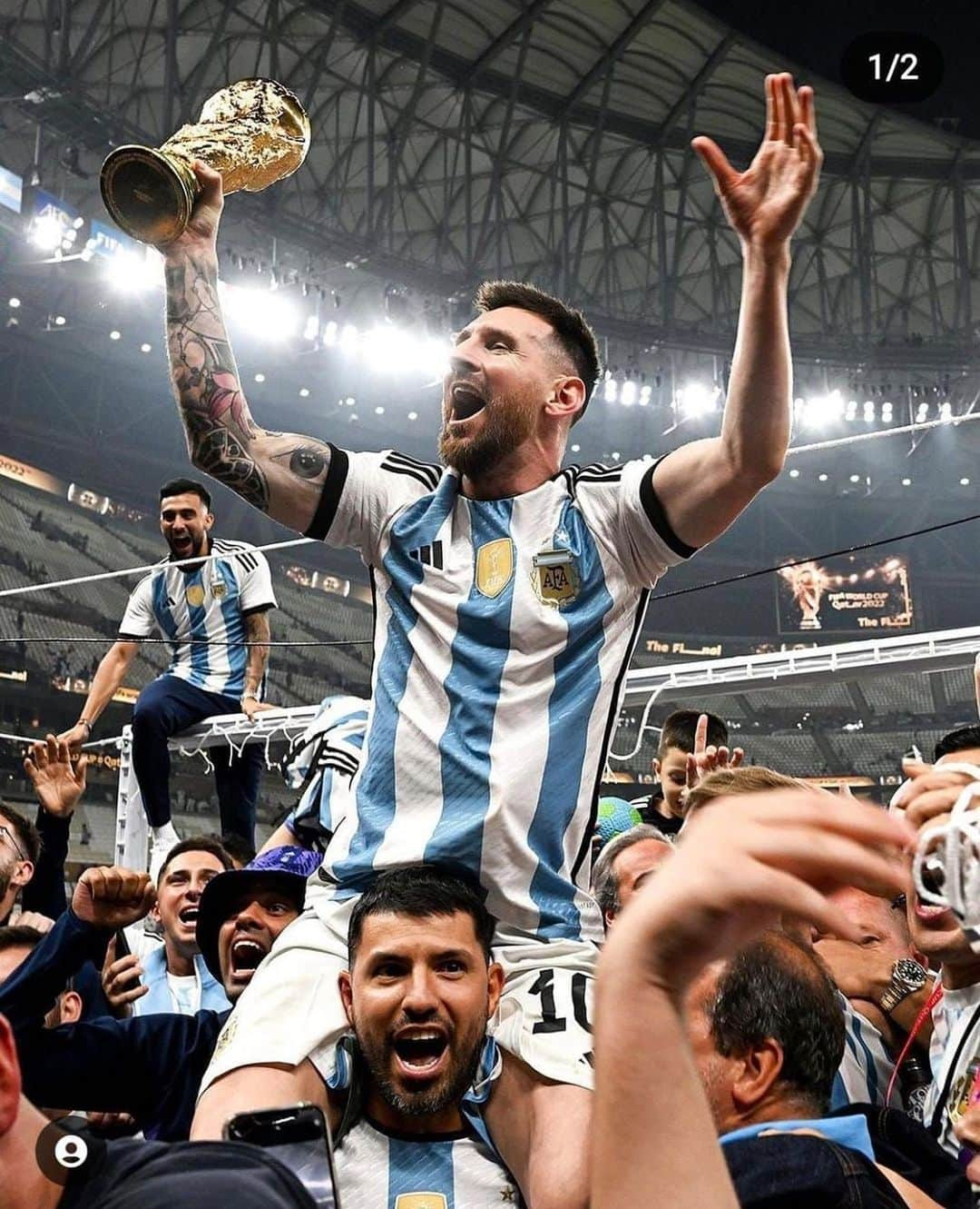 セルヒオ・アグエロのインスタグラム：「El mejor del mundo , tiene que llevarse la copa del mundo . Te amo amigo 🇦🇷. @leomessi」