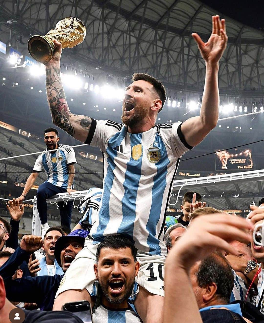 クラウディオ・ブラーボのインスタグラム：「Muchas felicidades Campeones del Mundo 🇦🇷  @leomessi @nicolasotamendi30 @germanpezzella @guiido_rodriguez  Detrás de este tremendo logro están tremendas personas, profesionales y Grandes compañeros. Que privilegio y orgullo verlos en lo más alto 👏🏻👏🏻👏🏻👏🏻 Disfrútenlo al máximo señores!  Tu también @kunaguero eres el mejor Pa!  Se lo merecen muchachos 🇦🇷👏🏻👏🏻👏🏻👏🏻」