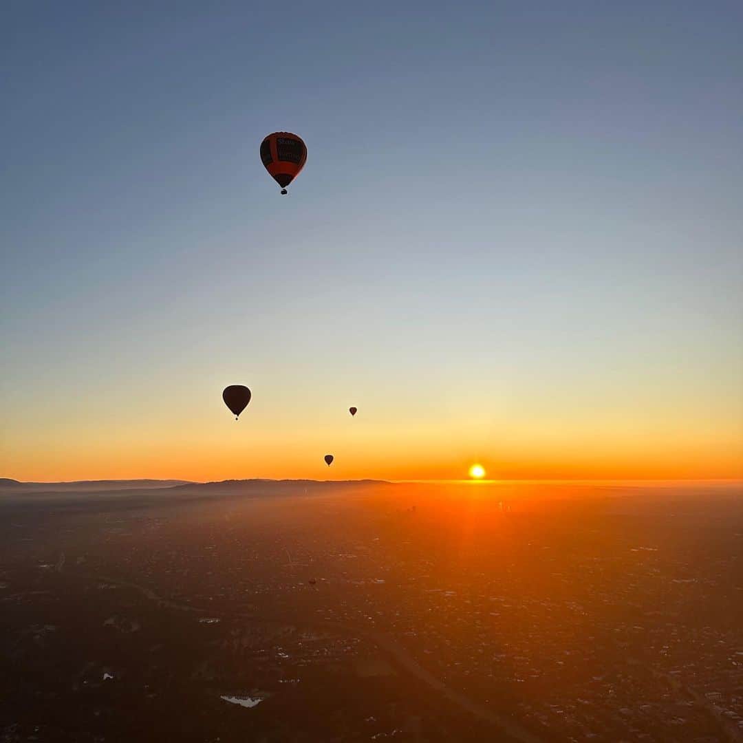 ローラ・ロブソンのインスタグラム：「Sunrise in Melbs ☀️ @eurosport」