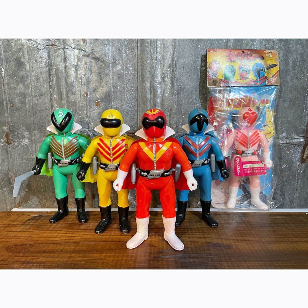 佐田正樹のインスタグラム：「ゴレンジャーコンプリート🎉  モモレンジャーは箱入り娘なんで、袋入り娘にしております‼︎  よいしょ‼︎」