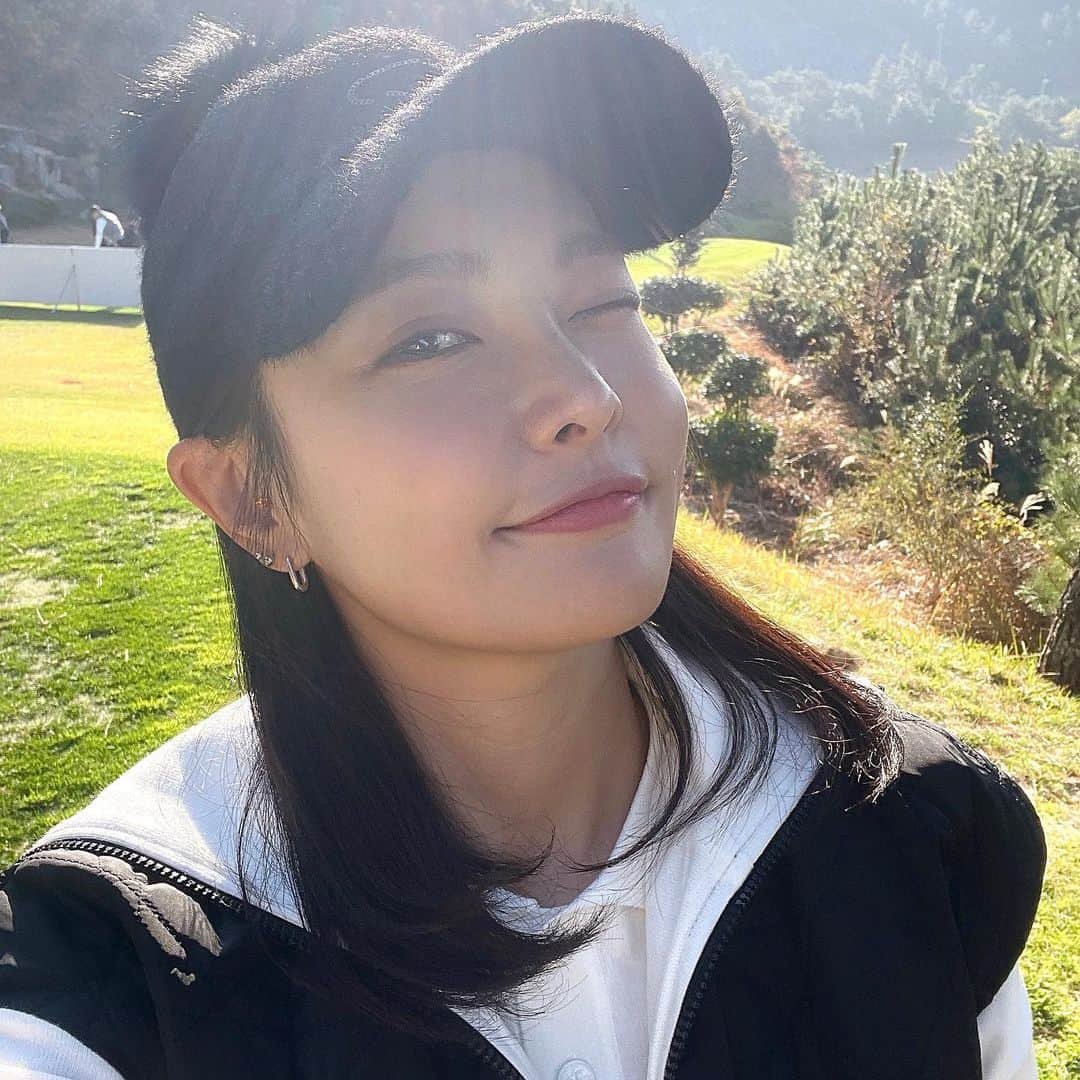 ハ・ウンジンのインスタグラム：「⠀ 지난 달, 깨백하고 첫버디한 날⛳️ 이렇게 또 추억으로 남았다니🥹🥹🥹 숨은 은진찾기 시우시작😶‍🌫️🫥😶‍🌫️🫥」