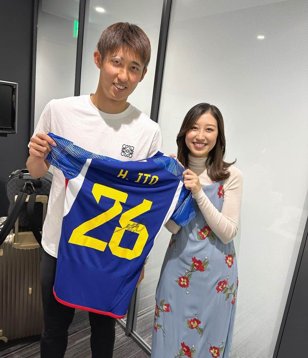 臼井佑奈さんのインスタグラム写真 - (臼井佑奈Instagram)「🇨🇷🇯🇵 私がカタールW杯に着て行ったユニフォームにサインを書いてくれました🥳わーい！ 伊藤洋輝選手のW杯デビュー戦となったコスタリカ戦！このユニフォームの表には"Costa Rica 27 November 2022" って書いてあるんです〜！(自分で買って自分で追加料金出して入れました) ドンピシャで観に行けた自分の強運！！  さら〜っとサービスしてくれる、サービス精神豊かな伊藤選手🙏ありがとうございました🙏✨✨✨  #FIFAWorldCup #Qatar2022」12月19日 17時02分 - yuna_usui