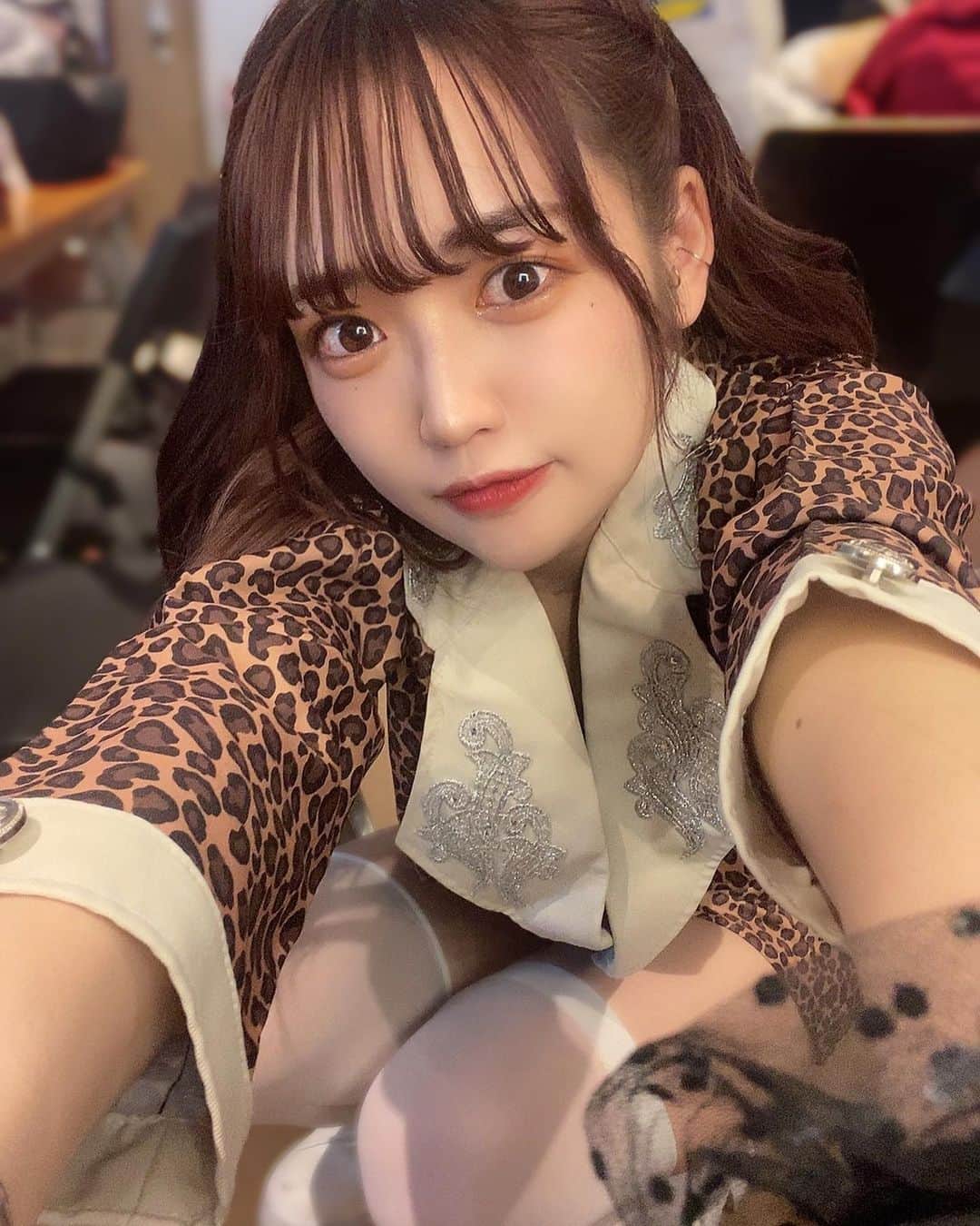 戸田ころね のインスタグラム：「アイドルしてるころ、好き？🐶💧  #ジルラスト #JILLASTED #アイドル #アイドル衣装  #アイドル前髪  #アイドルヘア  #アイドルメイク  #衣装 #レオパード #レオパード柄  #ヒョウ柄 #ヒョウ柄コーデ  #ニーハイ #ニーハイソックス」