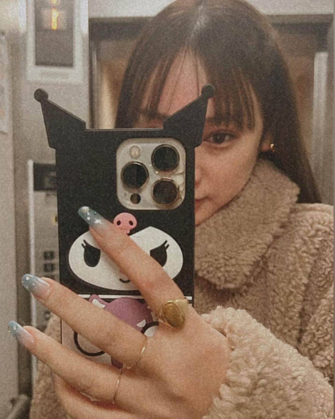 西本早希のインスタグラム：「・ 🇰🇷💅💍🧥」