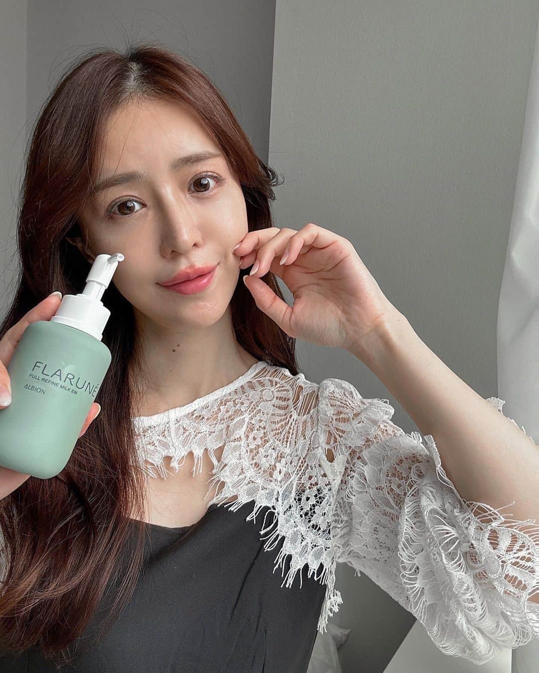 丸山悠美のインスタグラム：「高精細なキメになると、見た目の美しささえも整う🕊  アルビオン@albion_jp の新スキンケアシリーズ 「#フラルネ 」の乳液 #フルリファインミルク EM を使ってみました☺️  洗顔の後に使う先行乳液。 洗顔後すぐのタイミングで ポンプ3回分の乳液をコットンにとって 額、両ほほ、鼻、あごにおいてから 顔全体になじませます。  コットンでやさし〜くなじませると お肌がしっとり・ふっくら。  肌の美しさのカギとなる”キメ”に着目していて 使い続けるほどにつるんとなめらか、キメが整う感じ、 アルビオンといえば、先行乳液が凄く優秀！ やっぱり好きだなと 改めて思いました✨  なめらかにのびひろがる濃密なコクのある乳液なので メイク前のマッサージとしても使っています💓  #アルビオン #フラルネ #フルリファインミルク #先行乳液 #PR #乳液 #乾燥肌 #ALBION  #新作スキンケア」