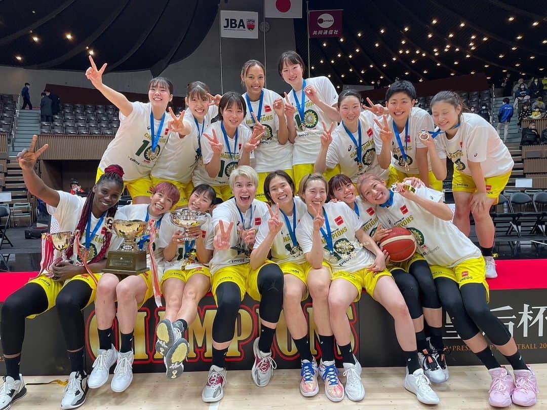 岡本彩也花のインスタグラム：「2022.12.18 🔥皇后杯優勝🔥 沢山のご声援ありがとうございました。 . 13年目の皇后杯。そして10連覇。 会場の雰囲気や緊張感に何年経っても緊張します。 その中でのみんなのプレーは本当に凄かった🔥 . . 個人的には無事に復帰出来て少しホッとしています。 ただ、最初から最後までコートに立って居たかった。 これが私の今の正直な気持ちです。 二年前、タクも同じ気持ちで見ていたのかなと。 同じ場所で同じ相手、復帰の相手まで同じ。 どこまで仲良しなんだろうねって怪我した時に笑いながら話したのを思い出しました。 (ほんとは何も笑えない) だから今回のタクのMVPは本当に嬉しかった。 頼もしい相方です🔥 . そして、モエコ！ 皇后杯初優勝おめでとう🎊 色んな気持ちがあって迎えた皇后杯だと思う。 本当に凄かった🔥 いっぱい食べてまた頑張るぞ！笑 とりあえず早く一緒にプレーしよ笑 . . まだまだやる事が沢山。 やる事しかない、伸び代しかない31歳！笑 少しずつですが、自分のペースで無理なくやって行こうと思っています。 . . 今週からまたリーグ戦が再開します！ 引き続き宜しくお願いします。 また皆んなで頑張っていこう🔥」