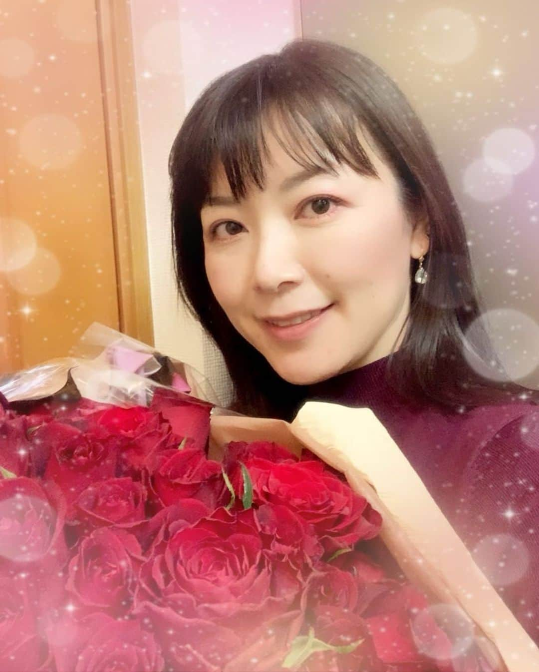 栗原由佳さんのインスタグラム写真 - (栗原由佳Instagram)「昨日 無事47歳のお誕生日を迎えました。  夫からの薔薇は ぴったり47本。ありがとう🌹 (真面目に数えたよ😝)  無事に、とは書きましたが、 いろいろ立て込んでしまったり ちょいちょい目眩が出たり 子どもたちの体調が順番に怪しかったりで このところ素敵なお誘いをたくさんいただいていたのに 全然顔を出せず… 不義理をして本当に申し訳ありませんでした。  SNS疲れも顕著で😓 敢えて皆さんに 大きくお知らせするようなこともないし メンタルやられると体にもくるしと 夫関連で必須な場合を除き なるべく触れないようにしていたのもあり ここでもまた 失礼をお詫びいたします。 本当にすみません🙇‍♀️  それでも 小さく内輪で幸せに 日々地道に健やかに過ごしております。  気にかけてお祝いメッセージくださった皆様 本当にありがとうございます。 その事実が何よりのバースデープレゼントだなあと とてもとても有り難く嬉しい一日でした。  また一年 大切に過ごしていきます！ 来年は年女だー🙌🏻  #12月18日  #誕生日  #ありがとうございます    #47  #薔薇  #花束」12月19日 10時12分 - yuka.kurihara.okajima