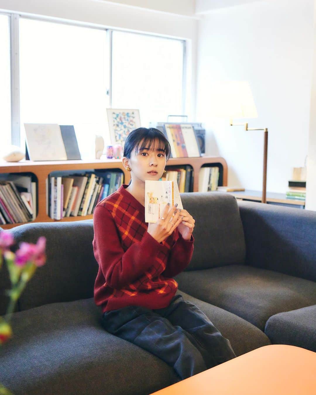 黒島結菜マネージャーのインスタグラム：「⁡ ⁡ みなさま、こんにちは！ ⁡ 雑誌「BRUTUS」No.976 それでも本を読む理由。に 掲載されております📚 ⁡ ぜひ、お手に取っていただけたら嬉しいです！ ⁡ 写真はアザーカットより🤳 ⁡ 最近本を読むことが減ったので、この取材を機に黒島氏が紹介していた本を1冊買ってみました！ お正月に読むのが楽しみです☺️ みなさんのお勧めの本はなんですか？📗」
