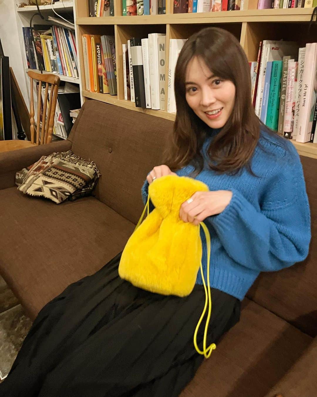 のインスタグラム：「💛💙💛💙  お気に入りのもこもこyellow bag💛 基本モノトーンが多めなんですが、冬は派手なものを身につけたくなります。  本格的に寒くなりましたねー 今年も終わりが見えてきた…🫣  #みゅうfashion」