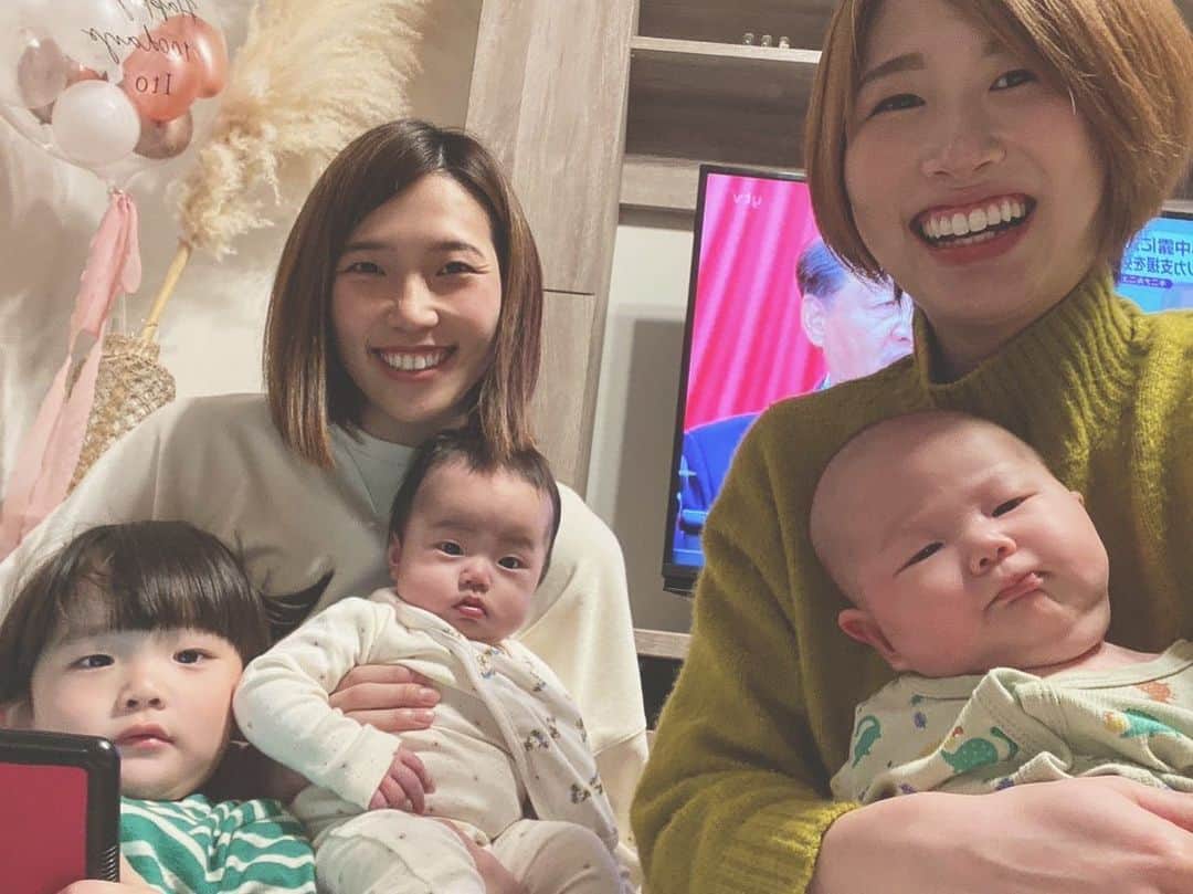 中川千世のインスタグラム：「. なかなか会えずにいた あやと会えたーーー💗💗 あやは立派なママになってて 1ヶ月違いの同級生ベビー❤️💙 心強いねっ🥹🫶🏼 . あっという間やったけど また会おうね❤️‍🔥❤️‍🔥 2人の成長も楽しみっ👶🏻✨」