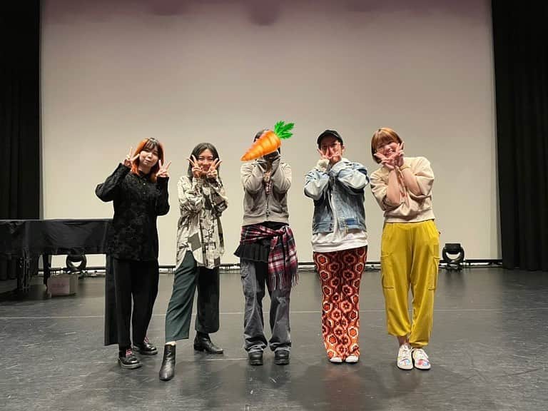 岡田真帆のインスタグラム：「にんじんちゃんワンマンライブ@ l’m a Show Tokyo、ドラムサポートさせて頂きました！！  とっても素敵な歌声のにんじんちゃんと、 楽しすぎるサポートメンバーと、とってもいい夜でした🥕」