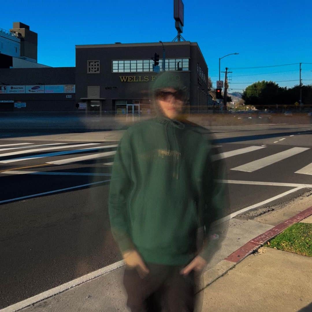 ベンジのインスタグラム：「Somewhere someplace ⏰ S o O N   📸: @_t.ams」