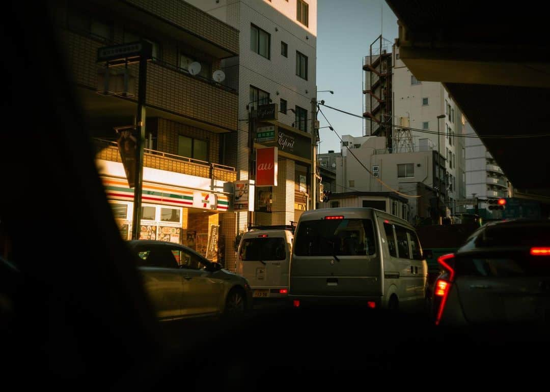 羽坂譲人さんのインスタグラム写真 - (羽坂譲人Instagram)「Week 50: Paying attention to subconscious mind. I see some signs. They are exposed only when seen from both inside and outside. Avarage temperature isn't a sum of constancy. The feverish point needs cooling down, and the chilly place should have heating. They are the next actions. . 無意識に意識を向ける。そうすると気づきがある。それができるためには常に内と外から見なければいけない。平熱は一定ではない。熱すぎる箇所は冷却が、冷たすぎれば加熱が必要だ。次のアクションはそれで決まってくる。 . . . . . #myleicaphoto #myleicajourney  #leicam10preporter #leicam10p #leicam10d #throughyourleica #summicron35mm6element #lensculture #lfimagazine #worldviewmag #life_is_street #toneception #f22bestphoto #spicollective #forthetones #myspc #tspf #throughyourleica #leicagram #leica_world #leica_society #leicacommunity #leica #leicacamera  #leicamag #summicron #summicron35 #photocinematica #35mm #summicron50」12月19日 11時59分 - _f7