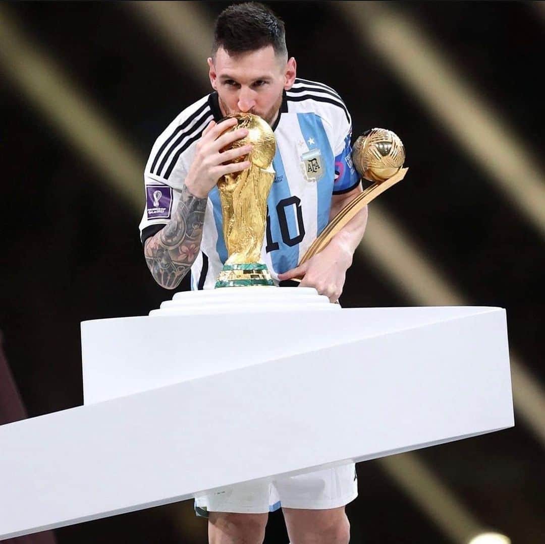のインスタグラム：「🇧🇷Pela primeira vez na história de uma copa torcemos pelo atleta, pelo gênio, pela história…hoje definitivamente foi escrita mais uma, ou talvez a maior história do futebol de todos os tempos. 👏🏻👏🏻👏🏻👏🏻👏🏻👏🏻👏🏻 🇮🇹 Per la prima volta nella storia di una Coppa del Mondo, sosteniamo l'atleta, il genio, la storia... Sicuramente è stata scritta un'altra storia, o la più grande storia calcistica di tutti i tempi. 👏🏻👏🏻👏🏻👏🏻👏🏻」