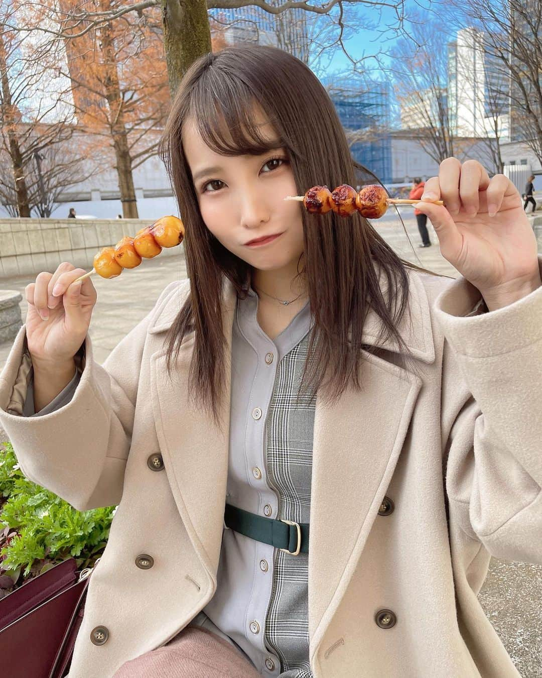 枢木あおいのインスタグラム：「だんご、食うか？ #色気より食い気 #🐷🐷🐷」