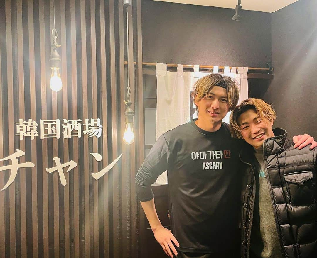 摂津颯登さんのインスタグラム写真 - (摂津颯登Instagram)「先日、力也がお店に来てくれました！ 本当に会うの何年ぶりだったかな？🤔笑 またいつでも遊びに来てなー！😉🤙  #大宮アルディージャ #茂木力也 #韓国酒場チャン #摂津颯登」12月19日 18時01分 - hayato_settsu_official