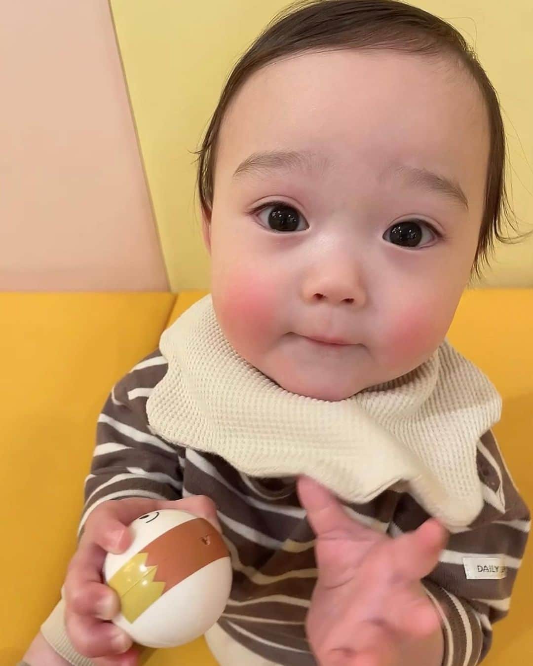 高村みどりのインスタグラム：「たまには投稿しよう😊 息子くん載せてみる👶🏻  すくすく成長中の天使君👼🏻 本当成長ってあっとゆうま🥺 毎日ママさん達お疲れ様です👩🏻！  #8ヶ月ベビー #令和4年ベビー  #男の子ベビー #男の子ママ」