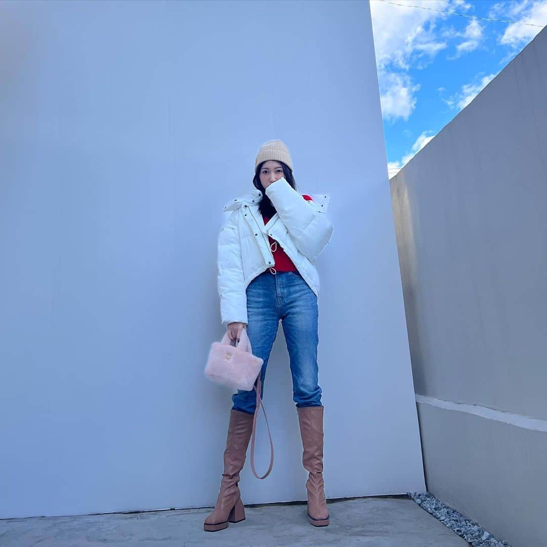 吉田朱里のインスタグラム：「オシャレ<防寒ですわ😂 私服タグ付けみてね❤️‍🔥」