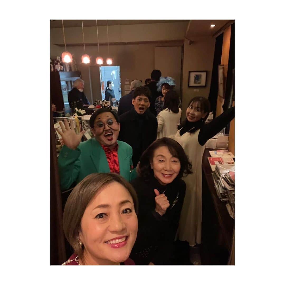 村井麻友美さんのインスタグラム写真 - (村井麻友美Instagram)「3年振りに東京で『音無美紀子歌声喫茶』を開催！！  50名様限定。 すぐに満席になり、キャンセル待ちをして下さった方もいらっしゃいました！ 来て下さったお客様も、マスク着用、大きな声では歌えなかったりとお願い事が多い中、理解して頂き感謝の気持ちでいっぱいです。  次回は2月4日(土) 14:00 オンライン歌声喫茶です！！  このコロナ禍で始めたYouTubeでの生配信。 全国の皆様、海外から見て下さる方も増えました！！ なかなかお外に出られない方、施設にいる方、入院中の方も楽しみにして下さったりと、今まで見て頂けなかった方にも知って頂ける様になりました！ この先、どの様に活動して行くか？まだまだ課題は沢山ありますが、パタッとオンラインを辞めてしまうのではなく、オンラインも続けながら、リアル開催も出来たらと思っております！  これからも応援、よろしくお願い致します！！  この様な時期に、会場に来て下さった皆様に、ありがとうございました！ ＊ ＊ ＊ #音無美紀子の歌声喫茶 #歌声喫茶  #東日本大震災を忘れない  #チャリティーイベント #音無美紀子 #芦田昌太郎 #石原裕子 #奥村伸樹 #榮萌果 #清水よし子 #園田容子 #高田安男 #橋本志穂 #原元美紀 #村井國夫 #村井麻友美」12月19日 12時41分 - mayumi_murai817