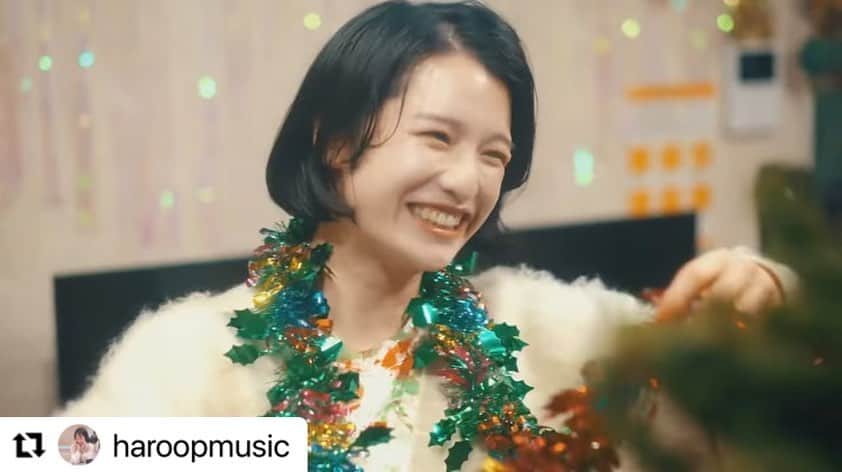 皆本麻帆のインスタグラム：「音楽の女神春ちゃん love🎀🎀🎀  #Repost @haroopmusic with @use.repost ・・・ Guess what ? It's 女優倶楽部 ! ❹  みんなのアイドル皆本麻帆です！ @mmaho0421   レコーディングでは試行錯誤をバンバン繰り返し、作品創りをめっちゃくちゃに楽しんでくれた彼女。映像では形容できない奇跡のショット連発で、もう笑いが止まらない！七変化するその表情と周りをパッと明るく照らす優しいオーラに、骨までトロトロにされちゃうんです。嗚呼、小悪魔☠️💕  ことしの出演舞台では、彼女の狂気に満ちた笑い声が夢に出てきそうなほど強いインパクトを残してました。来年はどんな景色を見せてくれるの？またプロレス観戦にも連れてってねー⛓️💣👩‍🎤🦹🏾‍♂️ ・ ・ ・ そんな私たち女優倶楽部の最新ミュージック動画 "Guess what? It's Christmas!"(dir. @ht_ora )は、YouTubeで配信中🎄💕 プロフィールのリンクから飛べます @haroopmusic   どうか皆さま、麻帆ちゃんの天才としか言えない顔芸を堪能してから、年越してください！  女優倶楽部 @the_actresses   ※写真はYouTube動画をキャプチャしました。すみません。」