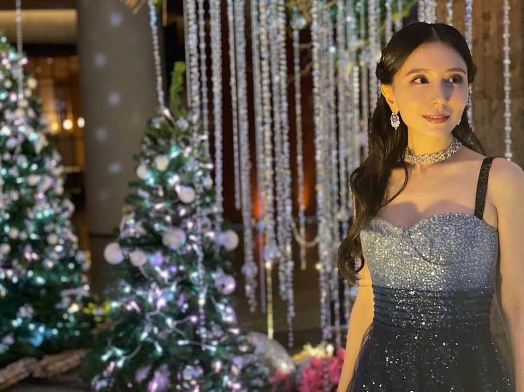 May J.のインスタグラム：「So Chrismassy🎄💙 Can’t wait to see you all in Osaka for my Billboard Jazz Tour final tomorrow!  明日はいよいよ"May J.azzy Christmas Billboard Live Tour 2022” in Osaka✨ 盛り上がろうぜ💙  Makeup 💄 by @george828   #SoChrismassy」
