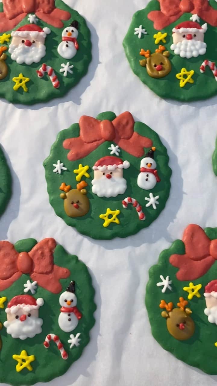 Song Sweet Songのインスタグラム：「How I made Christmas Macaron🎄🎅🦌☃️❄️🎀⭐️ เทศกาลแห่งความขยันบีบไอซิ่งค่าา เจอน้องได้ที่ @iseacream_cafe บางแสนค้าบ💖 #christmas #macarons #インスタ映え #カフェ #cafechonburi #adayinthailand #homecafe #iseacream #お菓子 #メリークリスマス #royalicing」