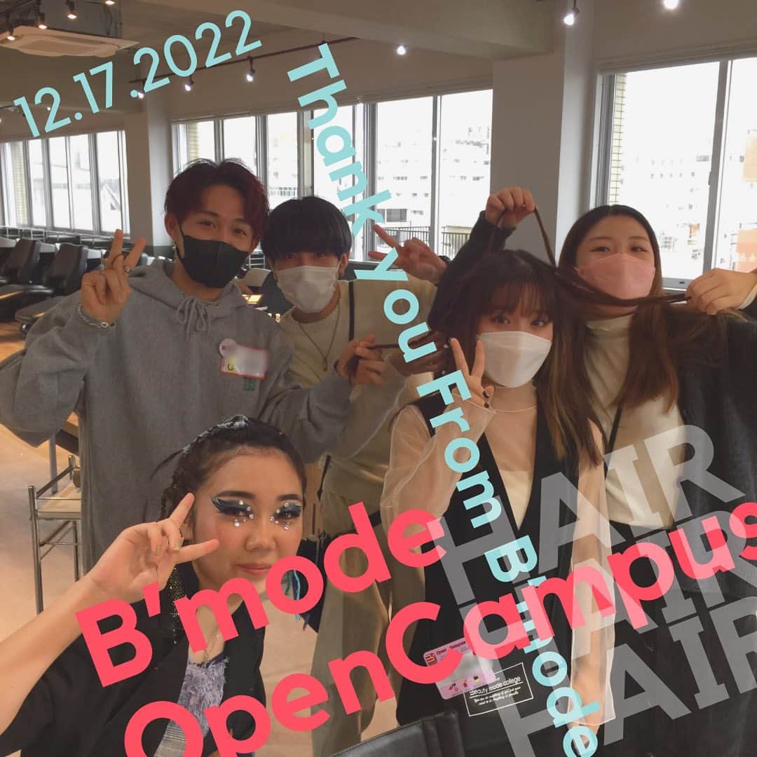 Bmodeのインスタグラム：「🎄X’masオープンキャンパス🎄  12/17オープンキャンパスの様子です🧡 当日参加頂いた高校生の皆さん、ありがとうございました😆✨ プレゼント🎁は、ぜひ使って下さいね🎶 では当日の様子をご覧下さい📷  また、何か質問や相談があれば、いつでもDMや LINEで連絡して下さい📩  次回のオープンキャンパスは年明けの2023/1/21(土)です💄✂︎💅🏻  高校2年生の皆さんは、そろそろ進路活動を本格的に行う時期ですね❗️ 進路を考えるのは、早ければ早いほどじっくり考えることが出来ます😊ぜひ、この機会に一度オープンキャンパスへ参加しませんか❓ 学生スタッフがサポートしてくれるので、気軽に参加できます(=´∀｀)人(´∀｀=) ワクワクする美容の体験も準備してますので、ぜひ参加して下さい🎶  オーキャン参加を希望する場合は、プロフィールのアドレスより予約、もしくは、DMでも予約できます✨✨  #bmode #ビーモード #ビューティーモードカレッジ #美容 #美容学校 #オープンキャンパス #オーキャン #オープンスクール #美容師 #ブライダルヘアメイク #まつエク #アイラッシュ #メイク #ネイル #エステ #沖縄 #okinawa #instagood #instabeauty」