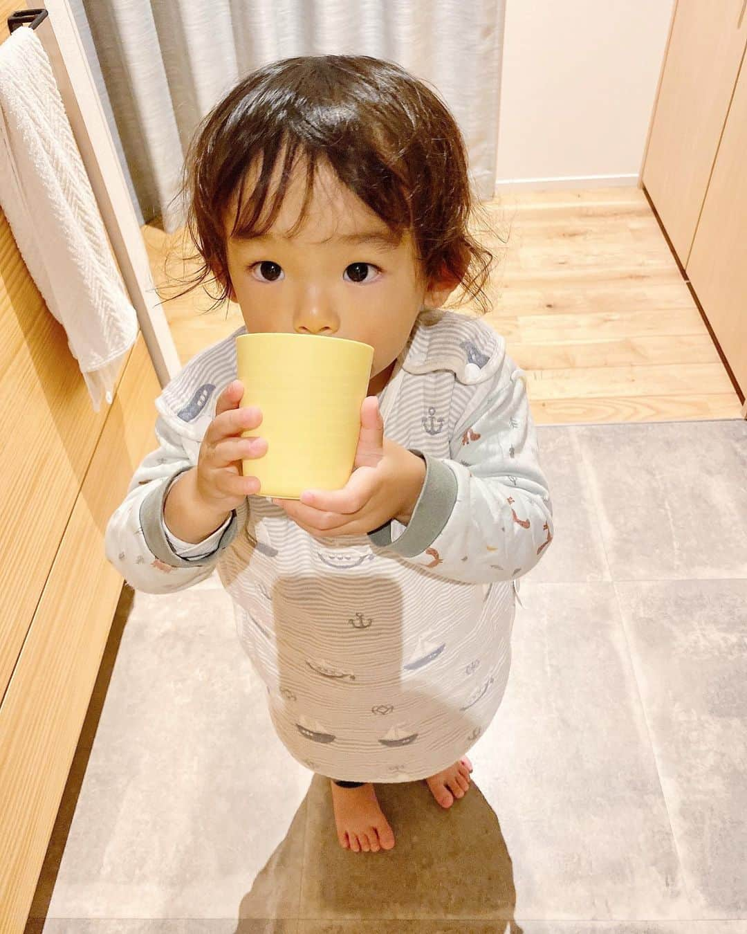 永峰絵里加さんのインスタグラム写真 - (永峰絵里加Instagram)「Happy birthday my lovely boy 👦🏻 🎂❤️ Can’t believe he’s already 2!   先月ですがラブリー次男が2歳の誕生日を迎えました！  元々筋肉質で大きめベビーだけど、体重がついに14kgになり(同じ頃長男は12kgだった)💦背もぐんぐん伸びて、長男と服を兼用させている毎日です。  地上にいる間は常に走り回っているか踊っているのでとにかく目が離せない大変さもあるけど、2個同時にくわえる程おしゃぶり大好きマンだったのがすんなり卒業できたり、言葉がようやく増えてきたり、お友達と遊ぶ楽しさが分かってきたり、嬉しい成長を見せてくれています💮✨ ・ あとは食わず嫌いと偏食が治ってくれるといいんだけどねぇ。。ねぇ？🥲・  次の1年も楽しく過ごそうー！  #happybirthday #2ndbirthday  #パリピ男子 #音楽かけると何でもノる #2歳誕生日 #おめでとう❤️ #次男」12月19日 14時43分 - erikalmaz