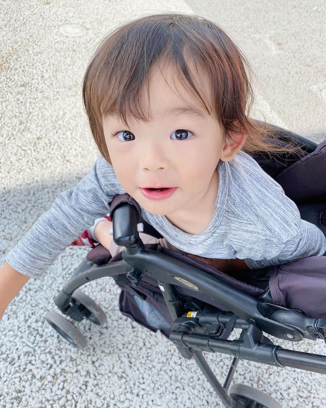 永峰絵里加さんのインスタグラム写真 - (永峰絵里加Instagram)「Happy birthday my lovely boy 👦🏻 🎂❤️ Can’t believe he’s already 2!   先月ですがラブリー次男が2歳の誕生日を迎えました！  元々筋肉質で大きめベビーだけど、体重がついに14kgになり(同じ頃長男は12kgだった)💦背もぐんぐん伸びて、長男と服を兼用させている毎日です。  地上にいる間は常に走り回っているか踊っているのでとにかく目が離せない大変さもあるけど、2個同時にくわえる程おしゃぶり大好きマンだったのがすんなり卒業できたり、言葉がようやく増えてきたり、お友達と遊ぶ楽しさが分かってきたり、嬉しい成長を見せてくれています💮✨ ・ あとは食わず嫌いと偏食が治ってくれるといいんだけどねぇ。。ねぇ？🥲・  次の1年も楽しく過ごそうー！  #happybirthday #2ndbirthday  #パリピ男子 #音楽かけると何でもノる #2歳誕生日 #おめでとう❤️ #次男」12月19日 14時43分 - erikalmaz