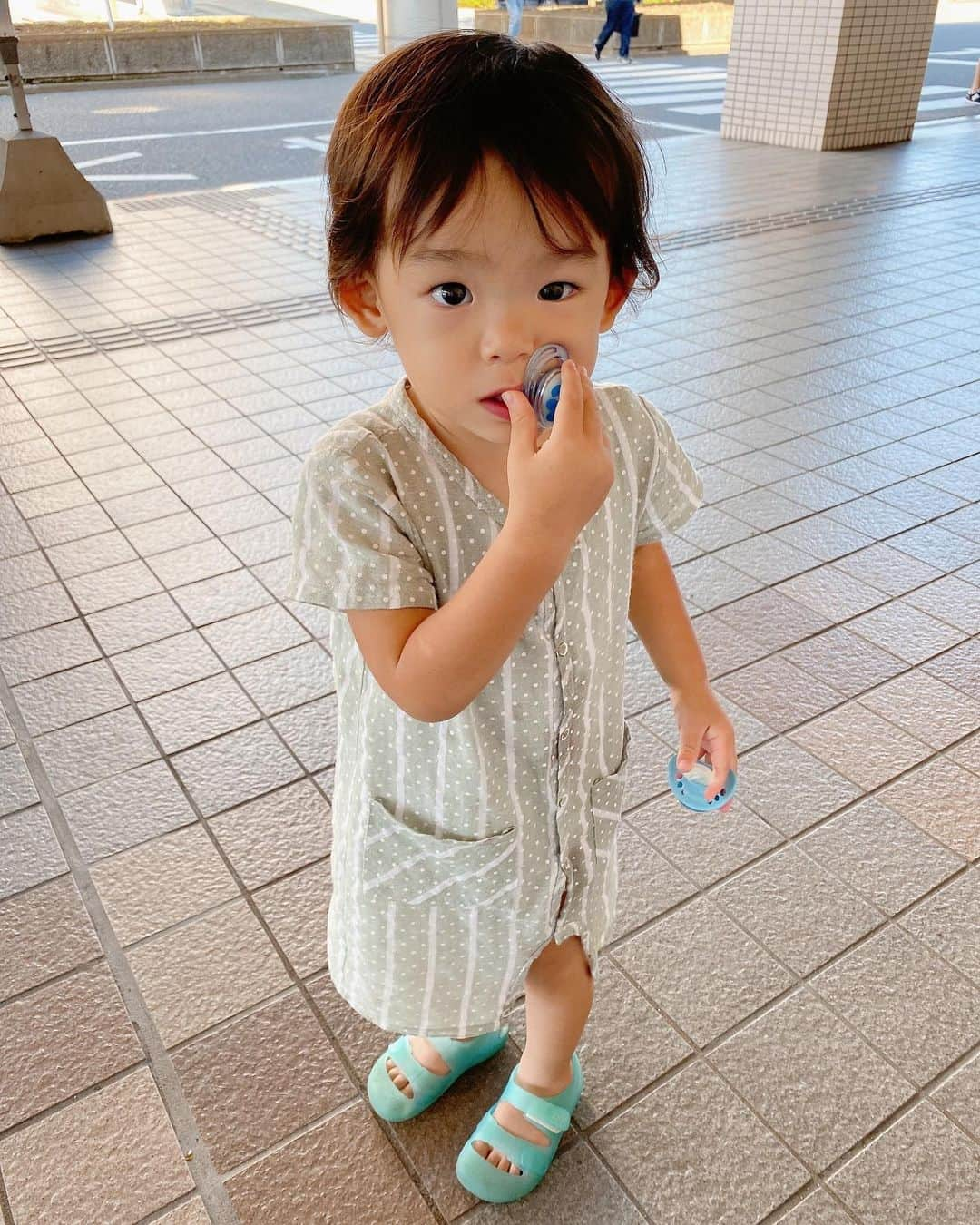 永峰絵里加さんのインスタグラム写真 - (永峰絵里加Instagram)「Happy birthday my lovely boy 👦🏻 🎂❤️ Can’t believe he’s already 2!   先月ですがラブリー次男が2歳の誕生日を迎えました！  元々筋肉質で大きめベビーだけど、体重がついに14kgになり(同じ頃長男は12kgだった)💦背もぐんぐん伸びて、長男と服を兼用させている毎日です。  地上にいる間は常に走り回っているか踊っているのでとにかく目が離せない大変さもあるけど、2個同時にくわえる程おしゃぶり大好きマンだったのがすんなり卒業できたり、言葉がようやく増えてきたり、お友達と遊ぶ楽しさが分かってきたり、嬉しい成長を見せてくれています💮✨ ・ あとは食わず嫌いと偏食が治ってくれるといいんだけどねぇ。。ねぇ？🥲・  次の1年も楽しく過ごそうー！  #happybirthday #2ndbirthday  #パリピ男子 #音楽かけると何でもノる #2歳誕生日 #おめでとう❤️ #次男」12月19日 14時43分 - erikalmaz