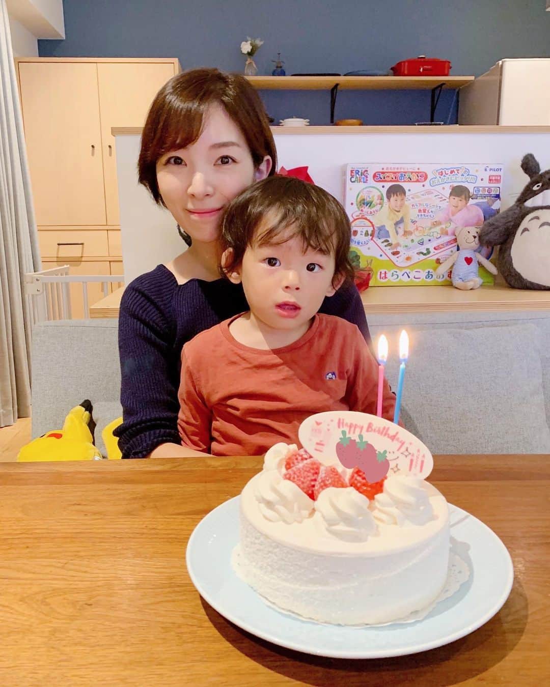 永峰絵里加のインスタグラム：「Happy birthday my lovely boy 👦🏻 🎂❤️ Can’t believe he’s already 2!   先月ですがラブリー次男が2歳の誕生日を迎えました！  元々筋肉質で大きめベビーだけど、体重がついに14kgになり(同じ頃長男は12kgだった)💦背もぐんぐん伸びて、長男と服を兼用させている毎日です。  地上にいる間は常に走り回っているか踊っているのでとにかく目が離せない大変さもあるけど、2個同時にくわえる程おしゃぶり大好きマンだったのがすんなり卒業できたり、言葉がようやく増えてきたり、お友達と遊ぶ楽しさが分かってきたり、嬉しい成長を見せてくれています💮✨ ・ あとは食わず嫌いと偏食が治ってくれるといいんだけどねぇ。。ねぇ？🥲・  次の1年も楽しく過ごそうー！  #happybirthday #2ndbirthday  #パリピ男子 #音楽かけると何でもノる #2歳誕生日 #おめでとう❤️ #次男」