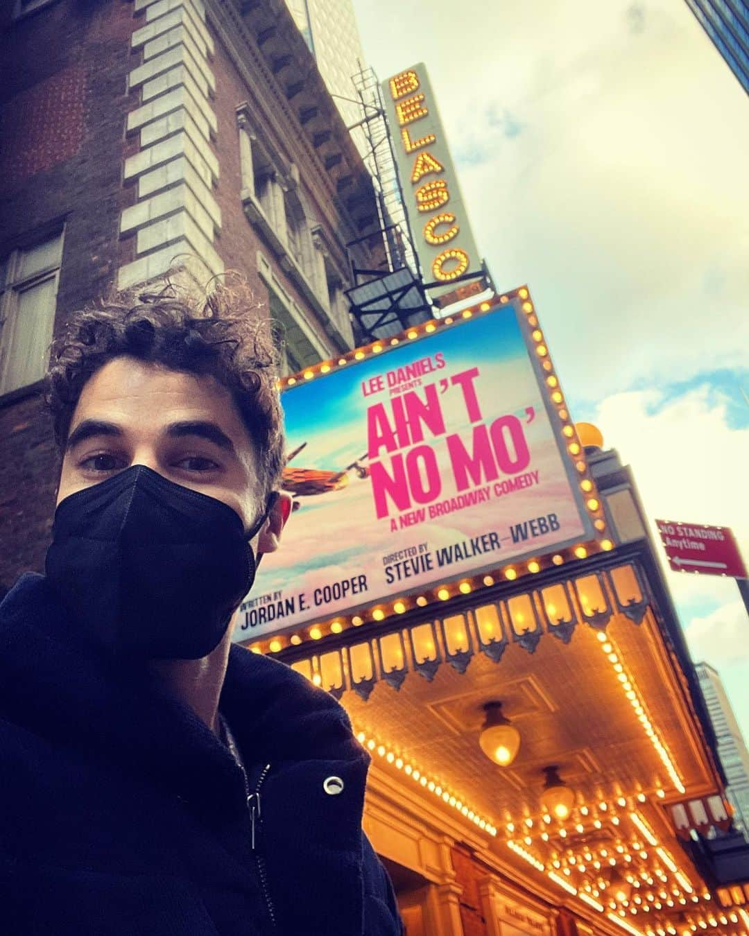 ダレン・クリスのインスタグラム：「WOW. #AintNoMo #AintNoMo #AintNoMo  AIN’T NO MO' takes your hand— by the alchemy of @jordanecooper ’s powerful, provocative prose & poetry mixed with first-rate performances— and simultaneously has it slapping your knee, punching your gut, and clenching a fist in the air. It is a relentless, bedazzled Molotov cocktail of both humor and wisdom, provocation and protection, pain and pathos, solemnity and celebration.   Aside from proving himself an extremely adept and promising dramatist, Cooper is also now the YOUNGEST Black American writer to have a show on Broadway. So, all in all, I believe this production is a true triumph for the new American Theater.   … And to think it was supposed to CLOSE today. While it’s only been extended for one more week, I believe this play’s power will last long after its closing notice. Its remarkable creator as well as its stellar players are at the beginning of something very special for the theater history books.   Really grateful I can say I was there. And hope I can be worthy of living in a world that Miss Bag has made so goddamn beautiful.   Wanna know what I’m talking about? Buy a ticket to see #AintNoMo or support it any way you can on whatever social stage YOU have. Cuz what this company of #AintNoMo is sharing on THEIR stage is something I wish could be on EVERYONE’S. It’s why I go to the theater.   #SAVEAINTNOMO」