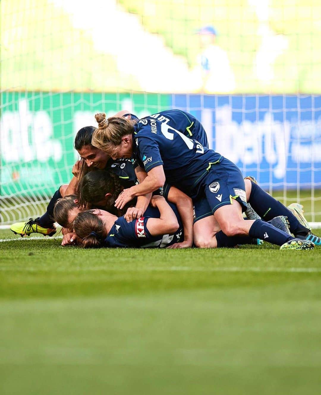 イリース・ケロンド・ナイトのインスタグラム：「Stacks and pats 😊💙🤍 @bythewhiteline @gomvfc」