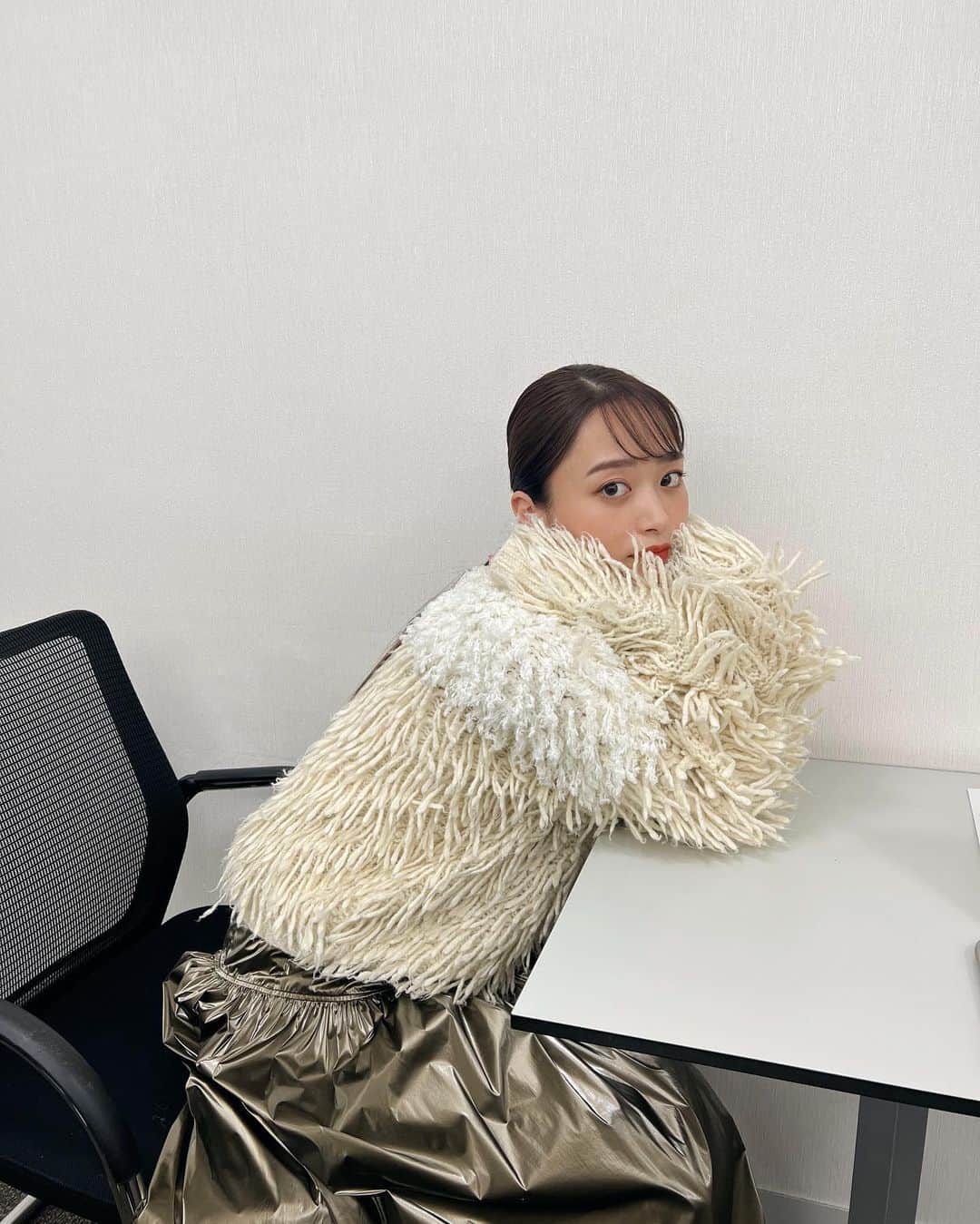 近藤千尋のインスタグラム：「一枚目カッコつけてるけど すぐ笑ってしまう二枚目。笑☺️ 明日は マッドマックスTV📺オンエアです❤️ ニューヨークさん、森田さんと😇 ありがとうございました💓  「マッドマックスTV」 O.A.１２／２０ tops,skirt @maisonspecial_women jewelry @bonee.official shoes @yelloshoes_official  #近藤千尋衣装」