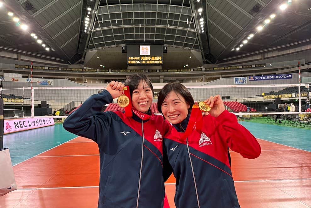 柳田光綺さんのインスタグラム写真 - (柳田光綺Instagram)「…☆.*。  思い入れの深い、、 東京体育館で新たに最高の想いができました！  年内最後の大会を優勝で締めくくることができて、 たくさんの人と喜び合うことができて幸せです。  ここからさらに強くなったNECを応援してもらえるよう、 全員で突き進み続けていきます🚀✨  沢山の応援のチカラをありがとうございました！！！  #まだまだ終わらない #赤ロケ共に輝く星へ  #NECレッドロケッツ #輝 #Uniteallonesenergy #alwaysabove #常に上昇せよ #ありったけ #天皇杯皇后杯バレーボール  #優勝 #🥇」12月19日 15時42分 - yanagita04r