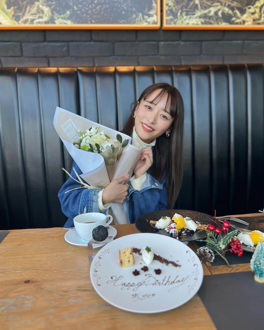 近藤千尋のインスタグラム：「チームVERYが お祝いしてくだざいました☺️💕 編集長とこれからどんな企画がやりたいかなど沢山お話しできたんだ🥹🫶🏻  来年も沢山VERYで活躍できるように頑張るぞ😇🥰  そして、お店の方が全部写真撮ってくれたんだけど、  ほんとインスタグラマーさんくらい 写真がお上手だった！！！！笑 テーブルセットして、 写真の角度も完璧で、ポートレートで… お皿の角度まで。。笑 ありがとうございました🙇‍♀️🤍  またぜひ行きたいトリュフのお店🥹💓笑」