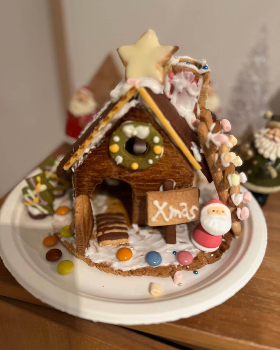 吉村美紀のインスタグラム：「お菓子の家完成〜✨✨ 生地から作ったので大変だったけど、可愛いのが出来ました！  #お菓子の家 #クリスマス」