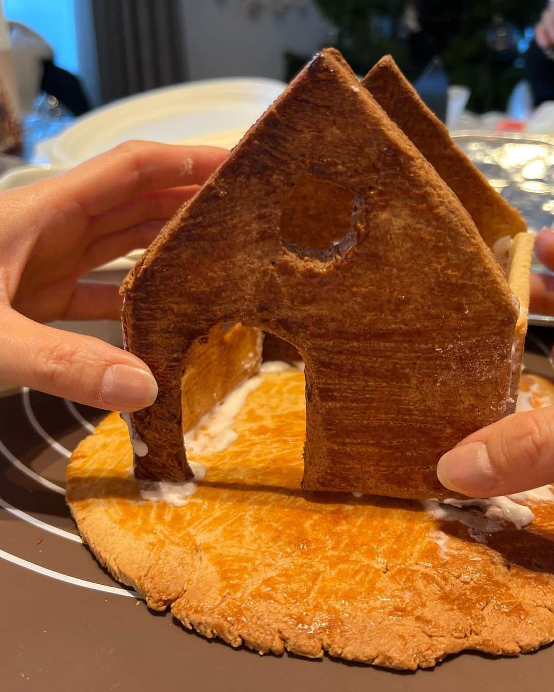 吉村美紀さんのインスタグラム写真 - (吉村美紀Instagram)「お菓子の家完成〜✨✨ 生地から作ったので大変だったけど、可愛いのが出来ました！  #お菓子の家 #クリスマス」12月19日 16時02分 - lespros_miki