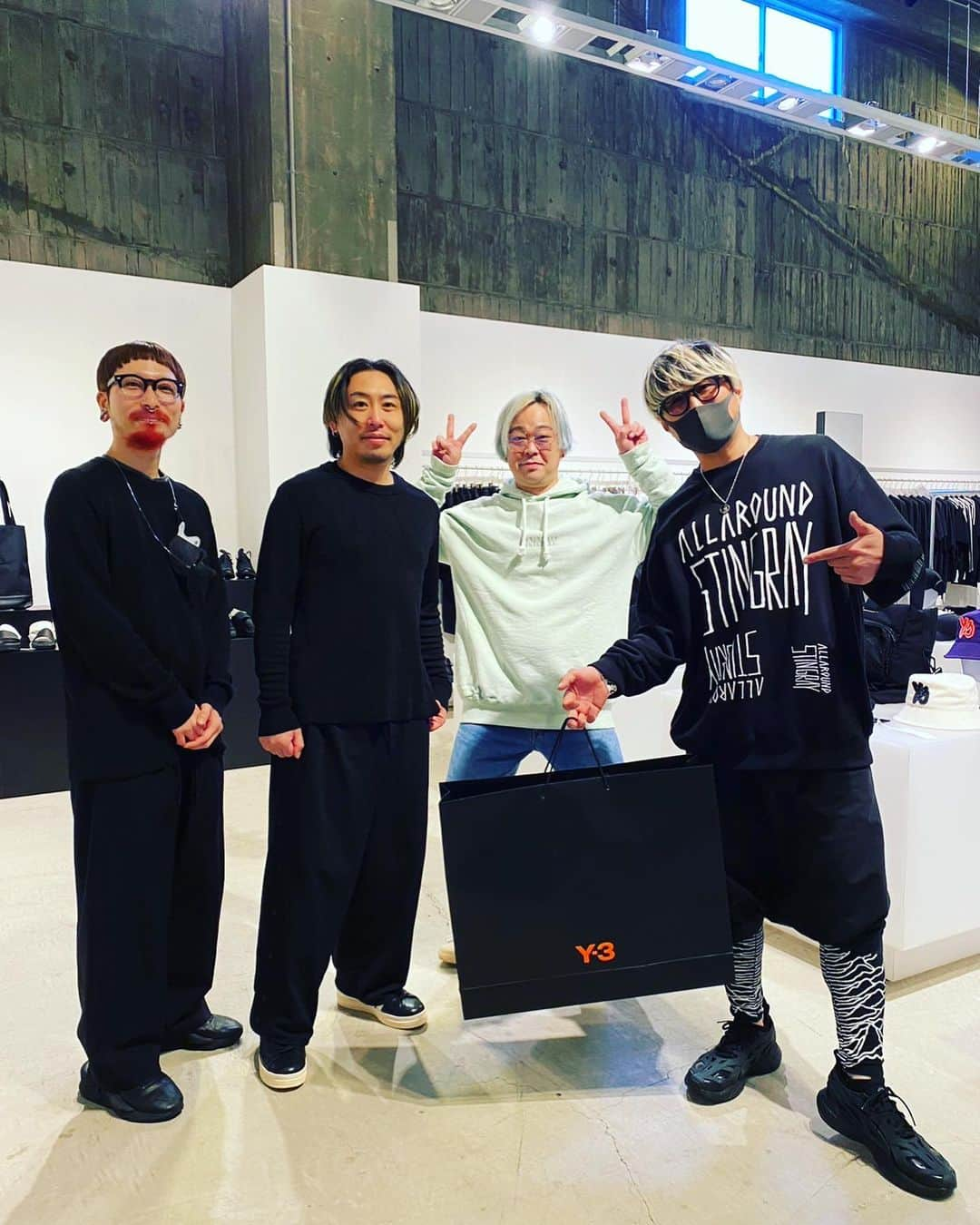 安野勇太のインスタグラム：「なんと！！まさかのY-3の展示会に行ってきました💦すげードキドキしたけど、皆さんとても優しくて最高でした！田部さん、小島さん、ありがとうございました！そしてルイさんいつもありがとう！ (擦り過ぎている為若干寿命は縮まりましたw) #y3」