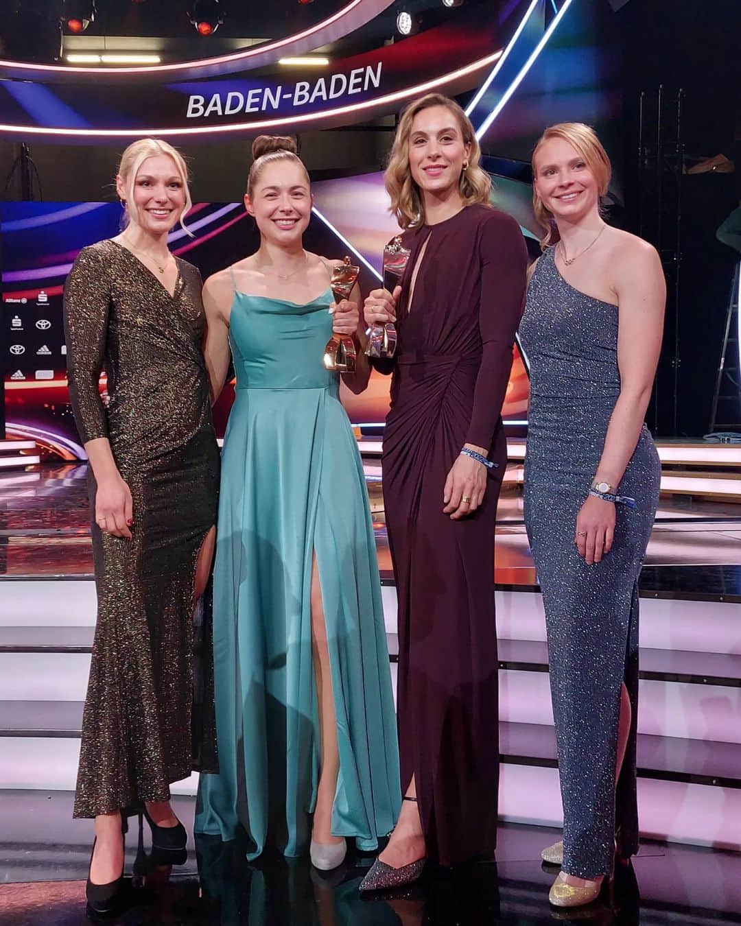Jessica-Bianca WESSOLLYのインスタグラム：「Was für eine Nacht 🌃 Es war mir eine Ehre Teil der @sportler_des_jahres Gala zu sein 😍 Gekrönt wurde der Abend mit dem 2. Platz bei der Mannschaft des Jahres 🥈 Vielen Dank an die Staffel-Mädels und alle, die diese Saison und den Abend besonders und unvergessen gemacht haben ❣️  #sportlerdesjahres #adidas #adijess #trackandfield #relaygirls #proud #redcarpet #badenbaden」