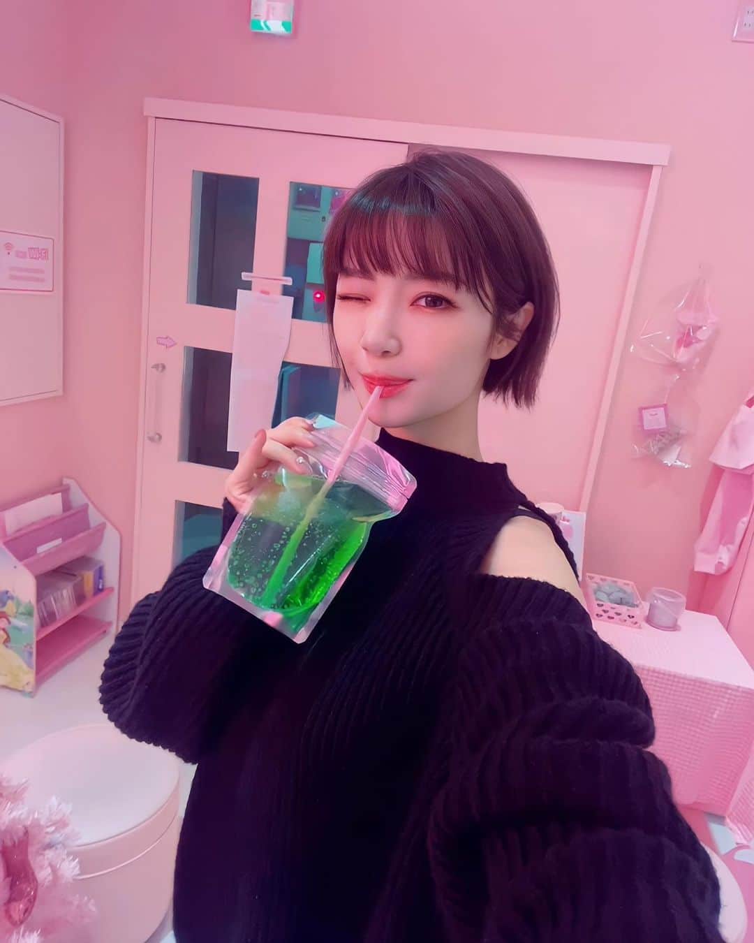 森下悠里のインスタグラム：「ニットが好き🧶 肩が出てるのも好き♡  新作いっぱい撮りました🤍 何枚目がいいかな😉」