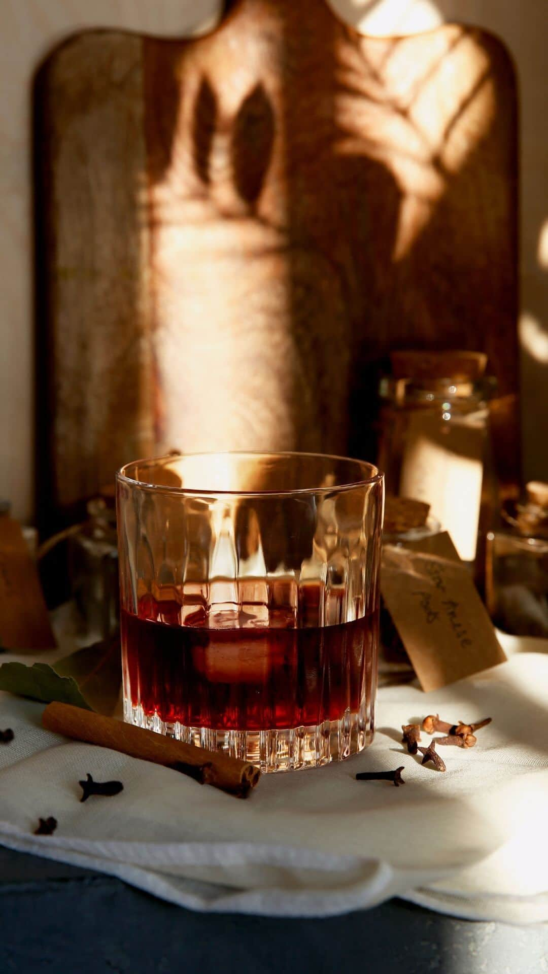 ゾーイ・サグのインスタグラム：「Make sure you enjoy your Very Merry Negronis with caution because they’ve got quite the kick! It wouldn’t be Christmas without a cocktail so today on Zoella.com we’ve rounded up 7 of the best drinks that capture all the seasonal flavours you’ll want to enjoy with loved ones this year. Bottoms up! [Article linked in story and bio]」