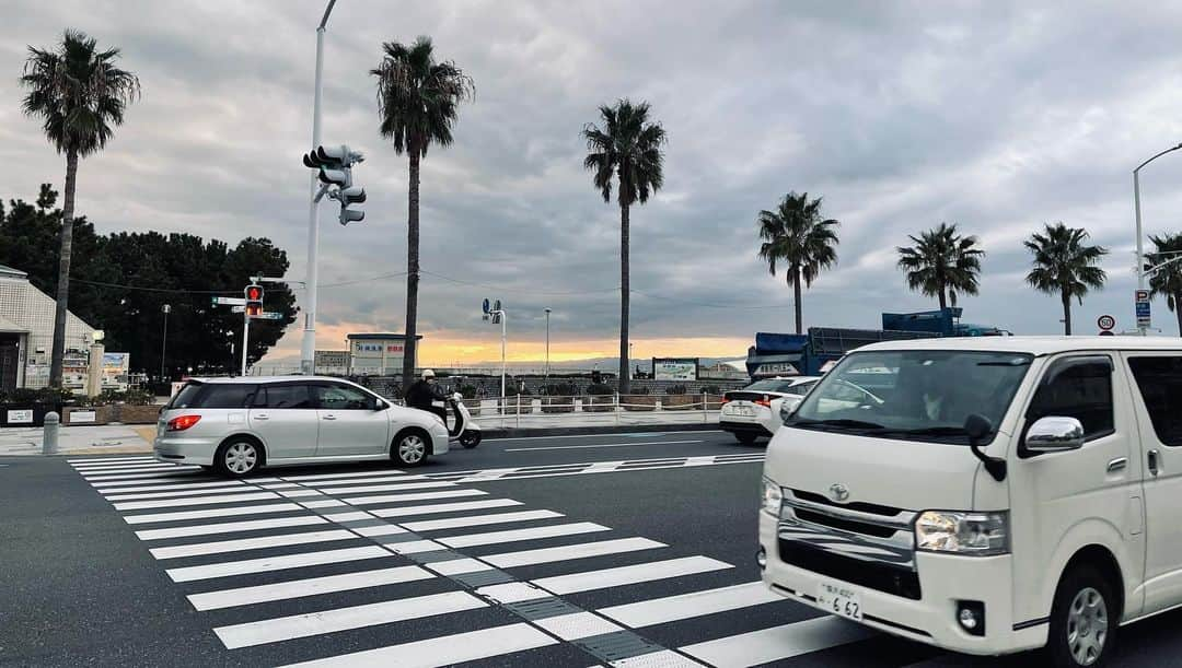 キム・サンギュンさんのインスタグラム写真 - (キム・サンギュンInstagram)「1. 에노시마의 전망대입니다. 이번에 일본에서 켄타가 지하철을 처음 태워줬습니다. Pasmo 카드도 만들어 주었습니다. pasmo랑 현금만있다면 어디든지 갈수있을것만 같아서 슬램덩크 오프닝의 장소인 에노시마에 혼자 가기로 했습니다. 이어서••  2. 지하철을 두번 갈아타고 모노레일을 탔습니다. 두시간이나 걸렸습니다. 이 사진을 찍고 역무원분이 일어나주세요해서 자리를 옮겼습니다. 기차랑 지하철이 합체한 큰 기차였는데 제가 기차좌석에 앉았습니다.  3. 이것은 에노덴? 이라고 하는 모노레일입니다 요거를 타야 목적지에 갈수있습니다. 어느쪽에서 타야하는지 몰라서 역무원분께 물어봤습니다.   4. 이곳은 에노시마 바닷가앞입니다. 에노시마역부터 약 1시간동안 런닝을 시작하였습니다. 슬램덩크오프닝 가마쿠라에가려면 해지기전에 서둘러야 합니다.  런닝이 쓸모가 있었습니다.  5. 보고싶었던 에노시마 바닷가에서 사진을 부탁했습니다. 1장만 부탁드린다고했는데 15장 찍어주셨습니다. 베스트컷을 올려봅니다.  6. 너무이쁘죠 끝쪽에는 추운데 많은분들이 서핑하고 있었습니다.  7. 혼자 셀카를 찍었습니다. 에노시마의 하늘과 바다는 정말 아름다웠습니다. 이때도 계속 런닝중입니다. 늦으면 가마쿠라에서 자고가려고합니다.  8. 켄타가 와봤다던 즈라시동?맛집입니다. 정말 맛있었습니다. 직원분과 켄타보이스톡 3자대면으로 주문하였습니다. 제가 좋아하는 노래도 나와서 행복했습니다. spin bout u -드레이크21새비지  하지만 이곳이 너무멀어 먹고난후에 슬램덩크인생샷은 찍을수 없게 되었습니다. 아쉽지만 전망대에 올라갔다왔습니다. 완전 등산전망대고 첫번째사진입니다.  9. 마땅한 숙소를 찾지못해 집으로 왔습니다.파스모에 들어간돈을 다 쓰려고했는데 제이름이 있는줄몰랐습니다. 계속 소장하려고합니다. 켄타가 만들어줬습니다. 이쁘네요!  10. 가볍게 옷을입고 근처 심야식당같은곳을 갔습니다. 왜냐면 그 가게 티비에 축구방송해줬습니다. 한국잘한다고 칭찬받았습니다. 전날에 일본도 이겼죠 다나카상(축구선수)도 멋있었다고했습니다. 저는 오이랑 된장이랑 위스키하나 먹었습니다. 이 날 16강에 진출했습니다!!!  잊지못할 여행이었습니다. 감사히 많은분들께 도움을 받은 하루였습니다! Intp는 기뻤습니다!  에노시마 여행기 끝!」12月19日 18時02分 - 8eomatom