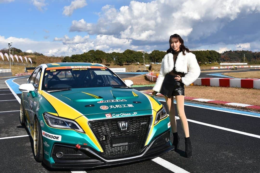 岡島彩花のインスタグラム：「KK感謝祭🏎  スペシャルゲストの 読売ジャイアンツ 重信慎之介選手⚾️ ヤクルトレビンズ 井波健太郎選手🏉 トークショー貴重すぎる時間でした😊✨  素敵なイベントに私も参加させて頂けて嬉しかったです！ ありがとうございました☺️💕💕  #新東京サーキット #レースクイーン」