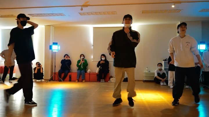 穴井隆文のインスタグラム：「Kensuke × Taabow × Kekke workshop ⁡ @kensuke_1  @kekke0211  @taabow919  ⁡ 1. ugh!!! ( ft. @fleurno ) / @uni_qreatives  ⁡ 2. Tangerine / @ayumu_imazu  ⁡ ちょっと時間経ったけどめっちゃ楽しいWSでした！！ 福井・東京と来てくれた皆さんありがとうございました！！ ⁡ この振り好き！曲もかっこええ！ けんちゃん、けっけ刺激をありがとう🔥 ⁡ @miku_hatayama 企画してくれてありがとう💡 ⁡ #kensuke #taabow #kekke  #tangerine #ayumuimazu #dance #workshop #福井 #東京」